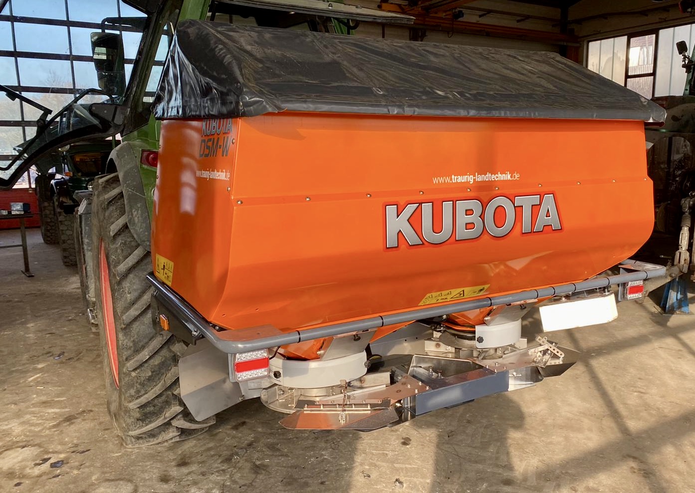 Kubota Düngerstreuer mit Hopfenumbau